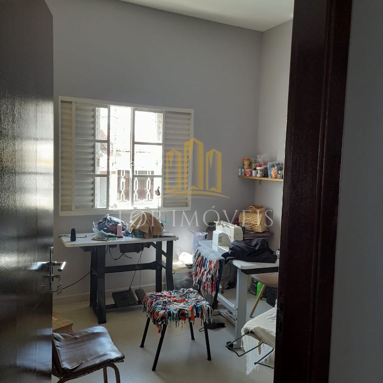 Casa de 5 dormitórios e 210m² de construção no Jardim Flamboyant