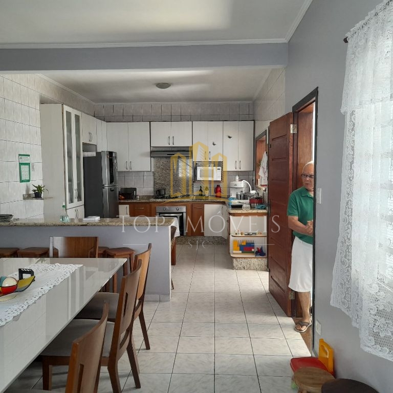 Casa de 5 dormitórios e 210m² de construção no Jardim Flamboyant
