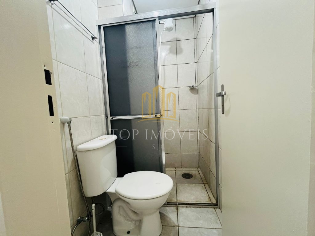 Lindo apartamento um dormitório com armário na melhor localização do centro