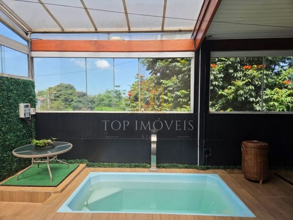 Maravilhosa casa três dormitórios suíte armários piscina em 