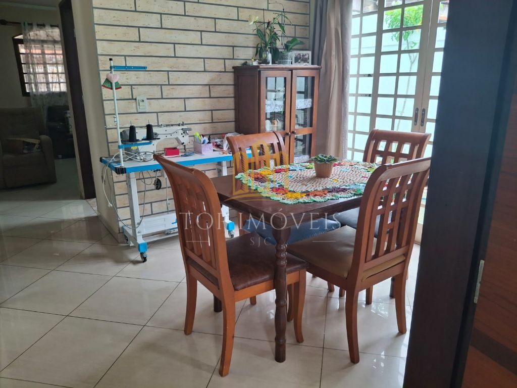 Maravilhosa casa três dormitórios suíte piscina espaço gourm