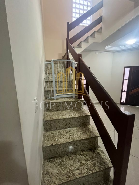 Sobrado amplo com 3 suítes, edícula completa e garagem para 