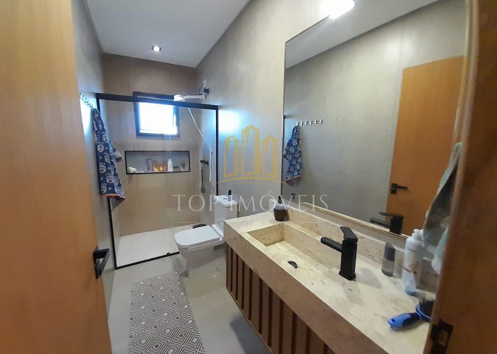 Casa assobradada com piscina no residencial ouroville em caç