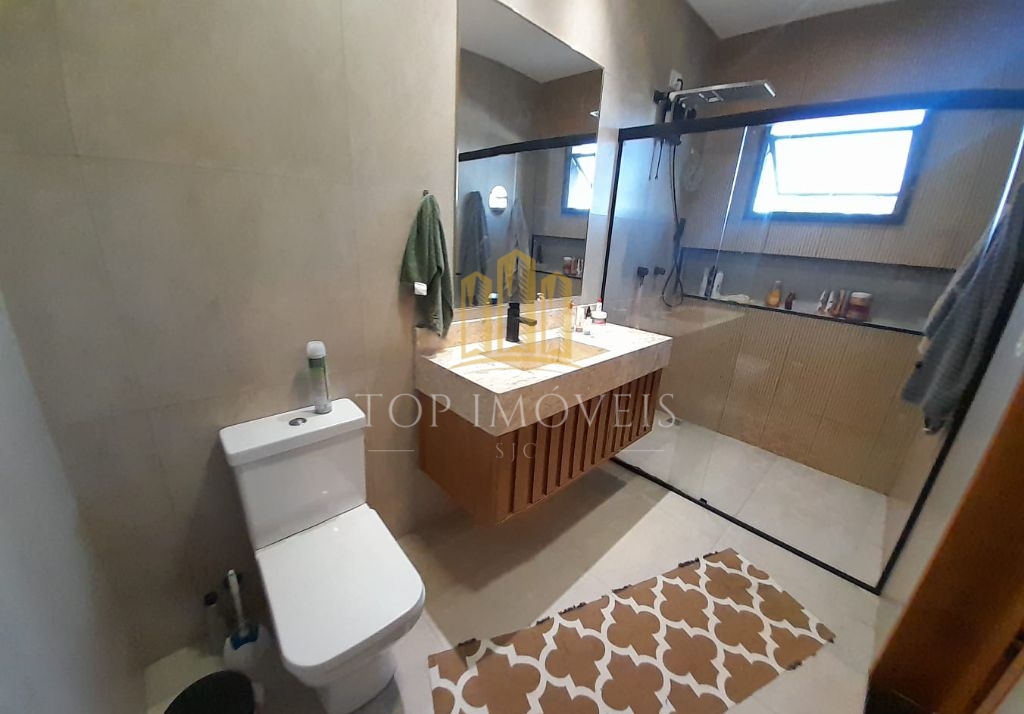 Casa assobradada com piscina no residencial ouroville em caç