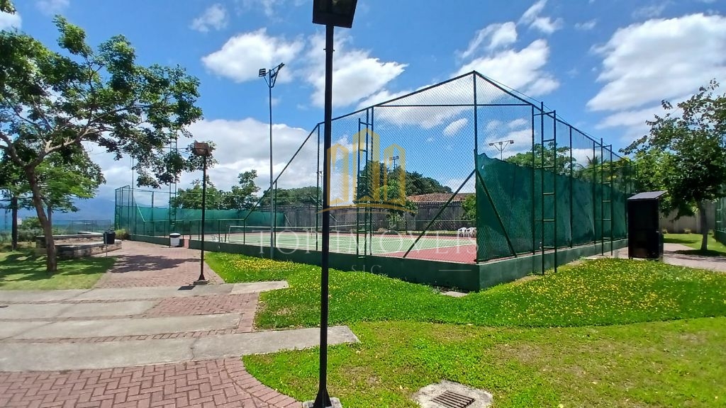 Casa assobradada com piscina no residencial ouroville em caç