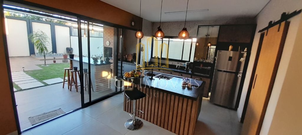 Casa assobradada com piscina no residencial ouroville em caç