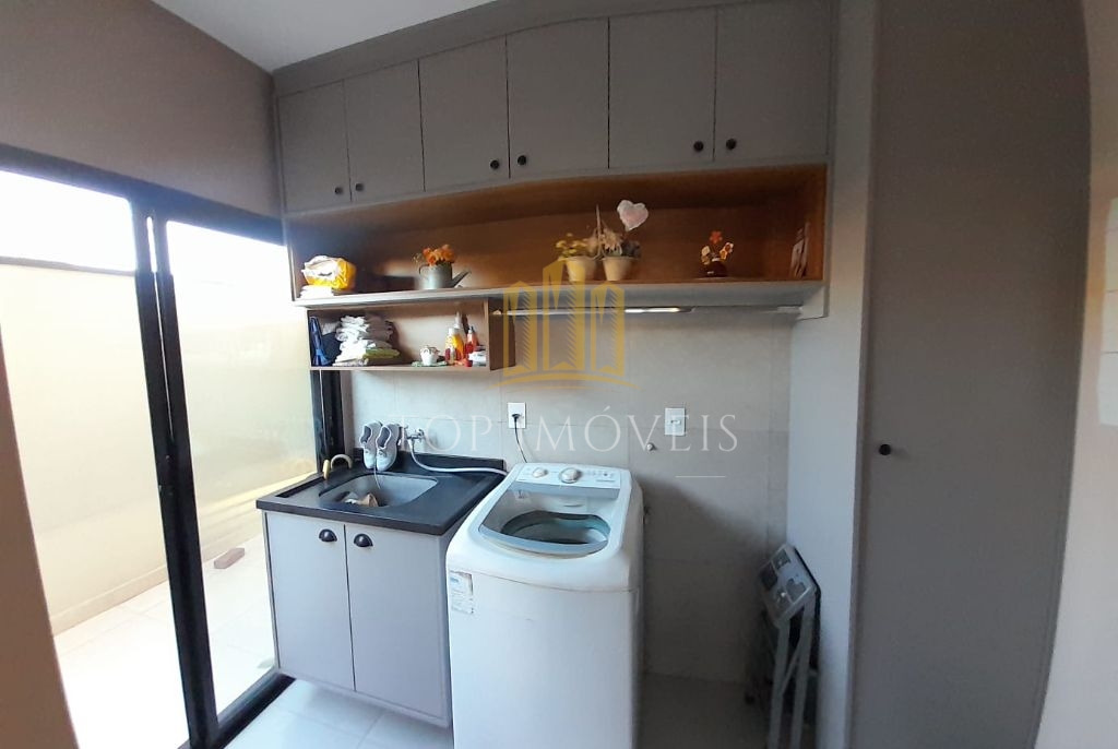 Casa Assobradada com Piscina no Residencial Ouroville em Caçapava
