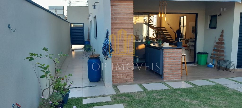 Casa Assobradada com Piscina no Residencial Ouroville em Caçapava