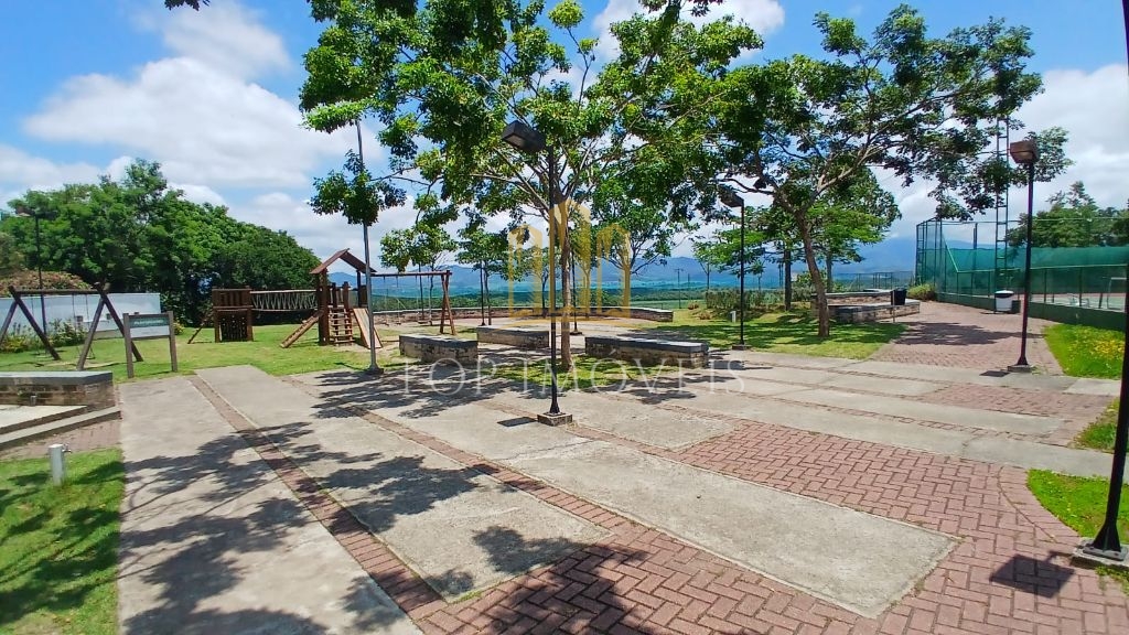 Casa Assobradada com Piscina no Residencial Ouroville em Caçapava