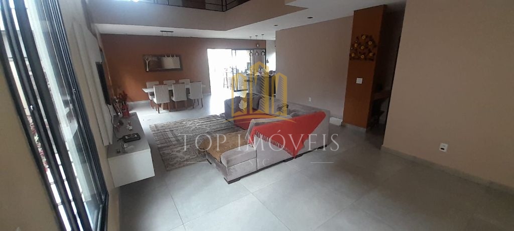 Casa Assobradada com Piscina no Residencial Ouroville em Caçapava