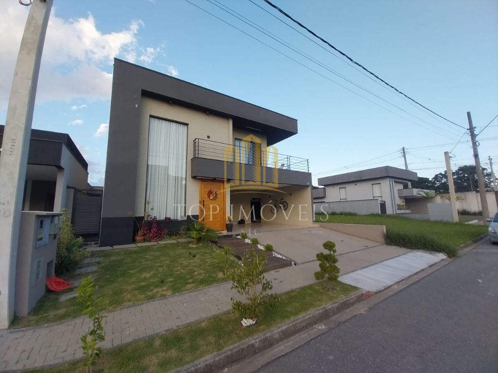 Casa assobradada com piscina no residencial ouroville em caç