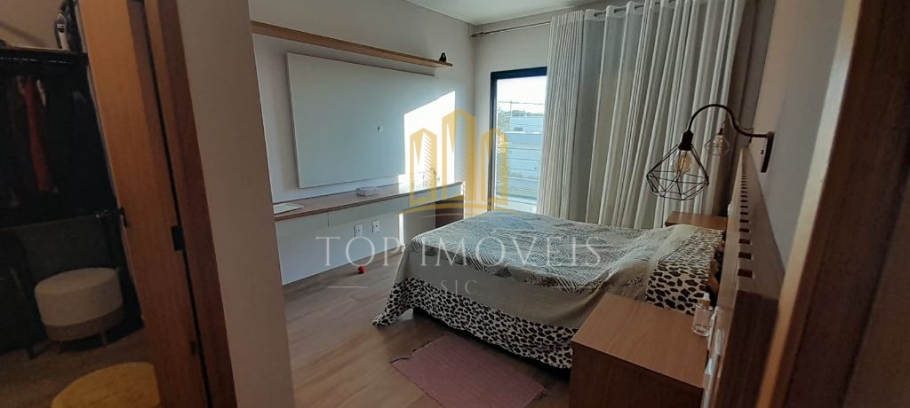 Casa assobradada com piscina no residencial ouroville em caç