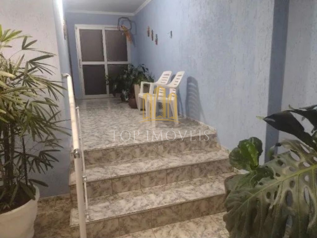 Espaçosa e funcional casa três quartos suíte e com edícula c