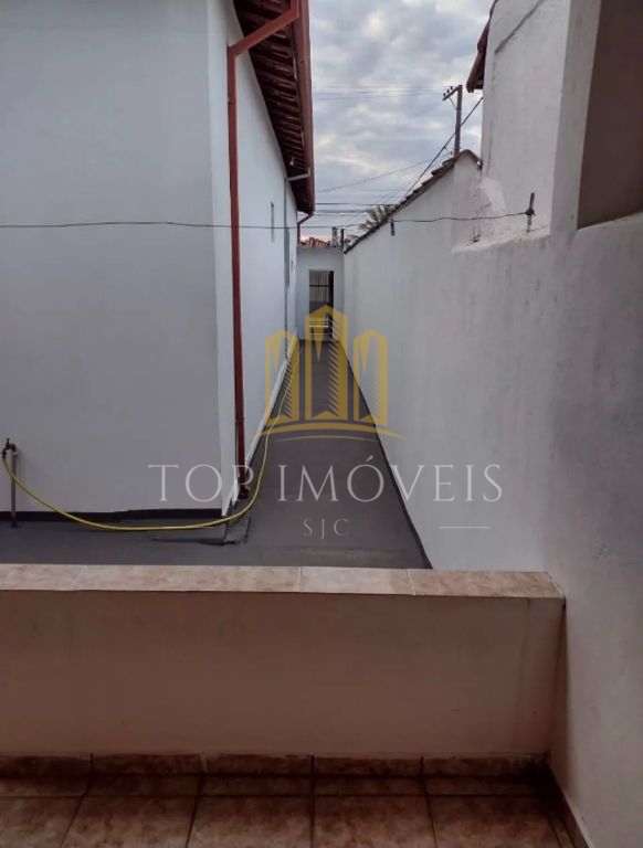 Espaçosa e funcional casa três quartos suíte e com edícula c
