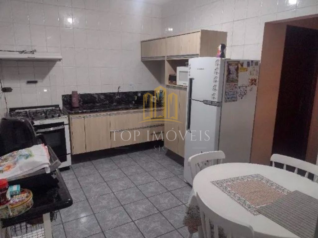 Espaçosa e funcional casa três quartos suíte e com edícula c
