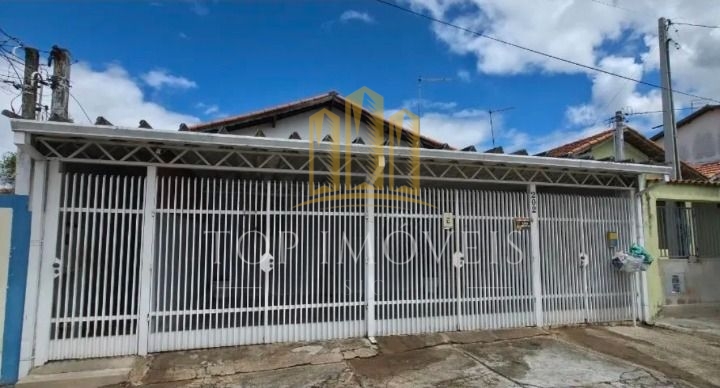 Espaçosa e funcional casa três quartos suíte e com edícula c