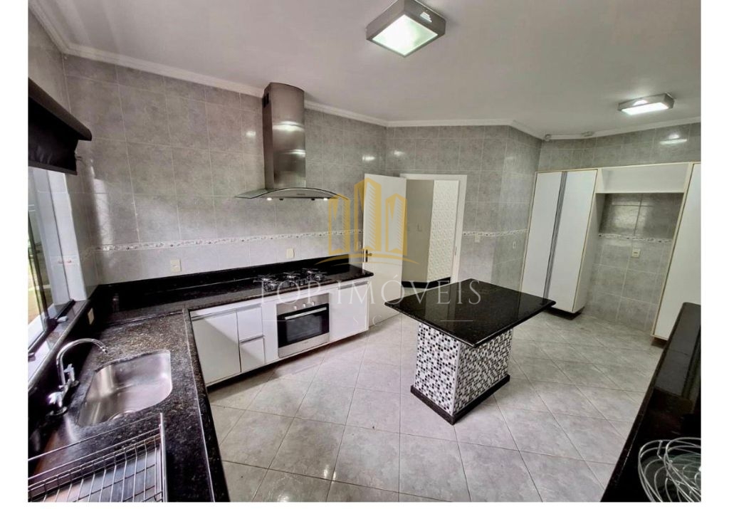 Maravilhosa casa três quartos suíte repleta de armarios em c