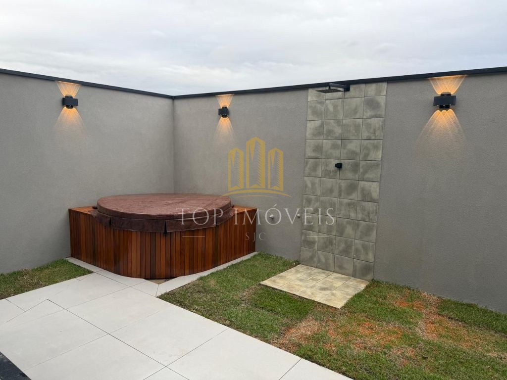 Maravilhosa casa terrea três quartos suíte em condomínio fechado