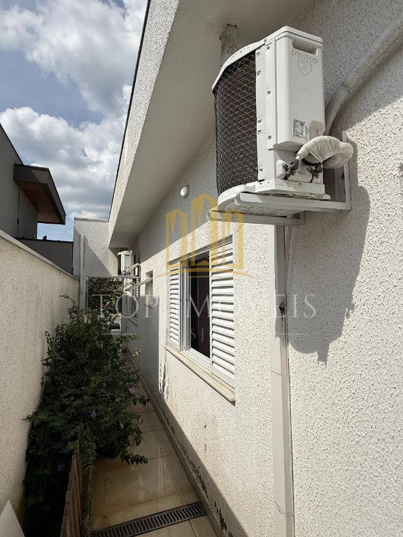 Belíssima casa à venda no condomínio terras do vale