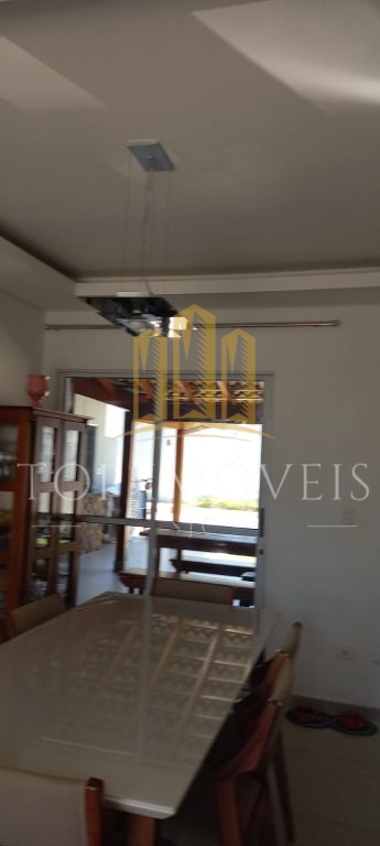 Linda e Aconchegante Casa para venda no Villa Branca em condomínio fechado.