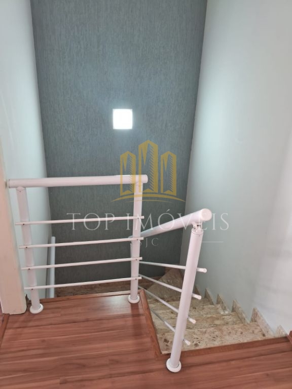 Belíssima casa de 3 quartos em condomínio com lazer completo