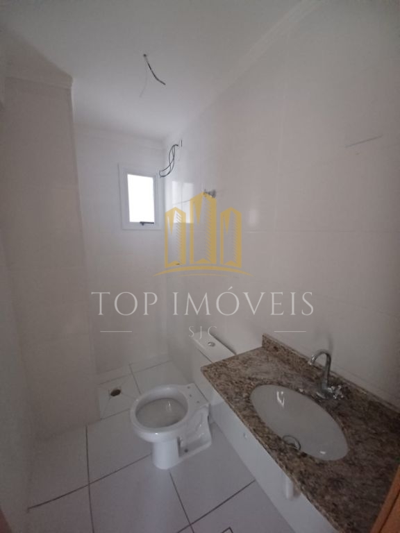 Apartamento de 2 quartos, sacada e elevador - Jardim Satélite