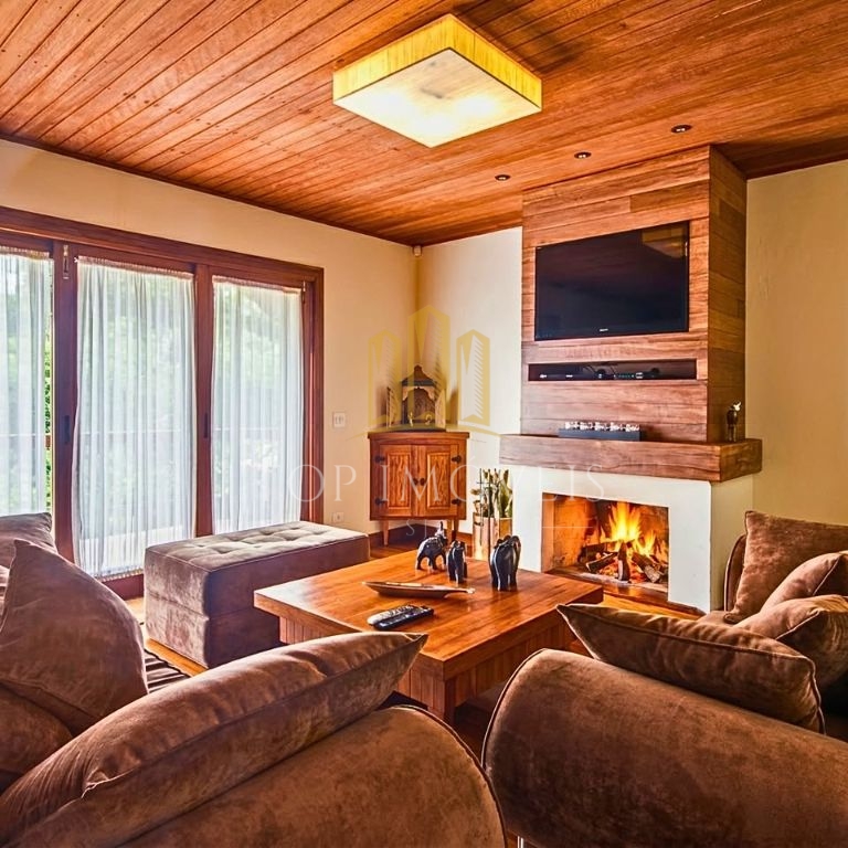 Casa Alto Padrão à Venda em Campos do Jordão Exclusividade, Sofisticação e Vista para as Montanhas , porteira fechada