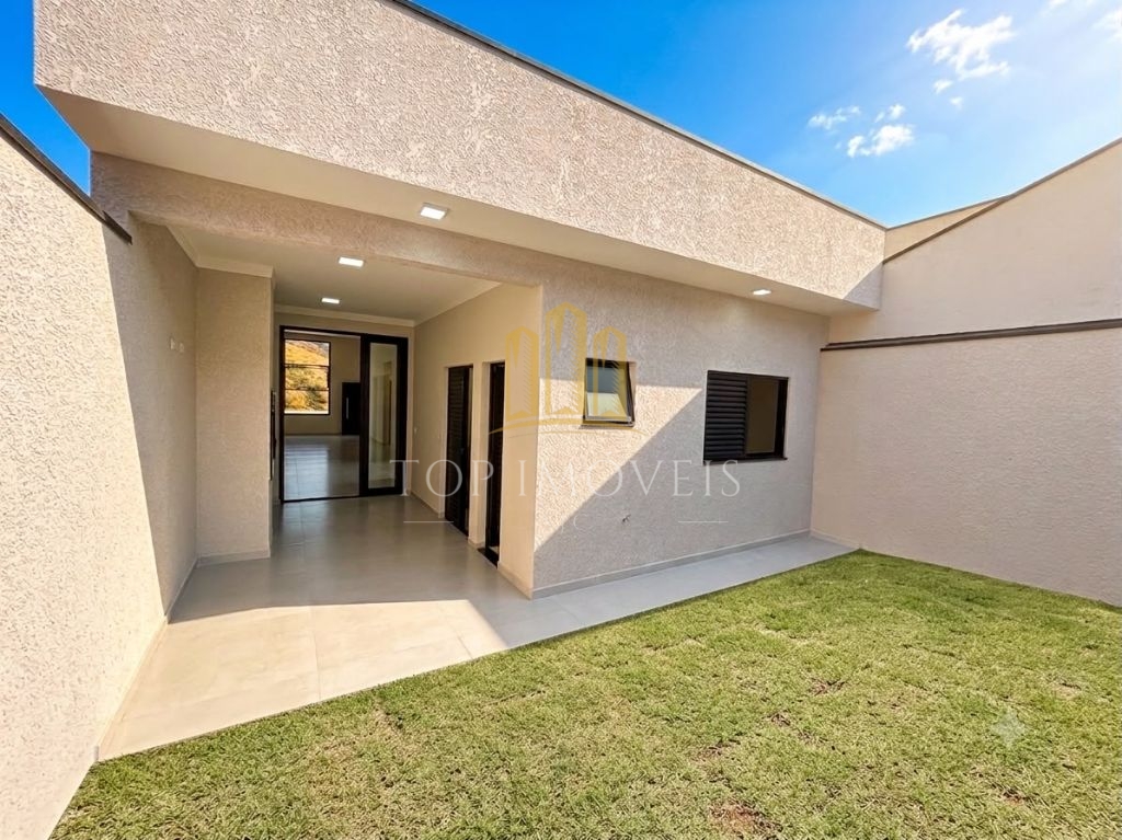 Casa Com 3 Dormitórios dos Pássaros com Pé Direito Duplo, Área Gourmet e Quintal Gramado.