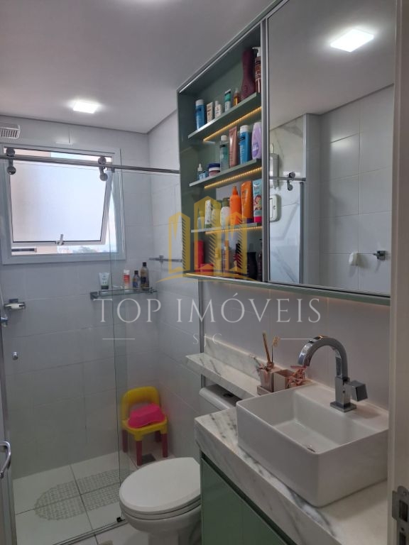 Apartamento de 65 m² no condomínio Tons do Parque, localizado no Parque Industrial, em frente à Praça Natal. Porteira fechada