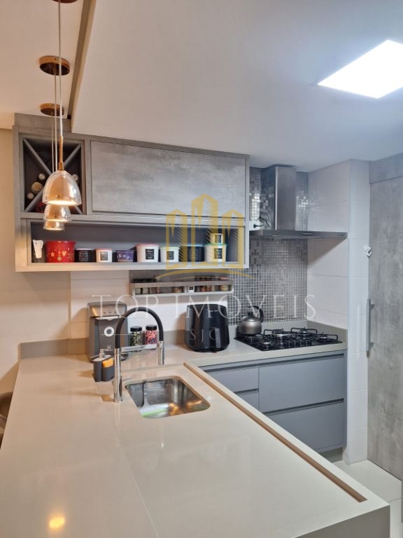 Apartamento de 65 m² no condomínio Tons do Parque, localizado no Parque Industrial, em frente à Praça Natal. Porteira fechada