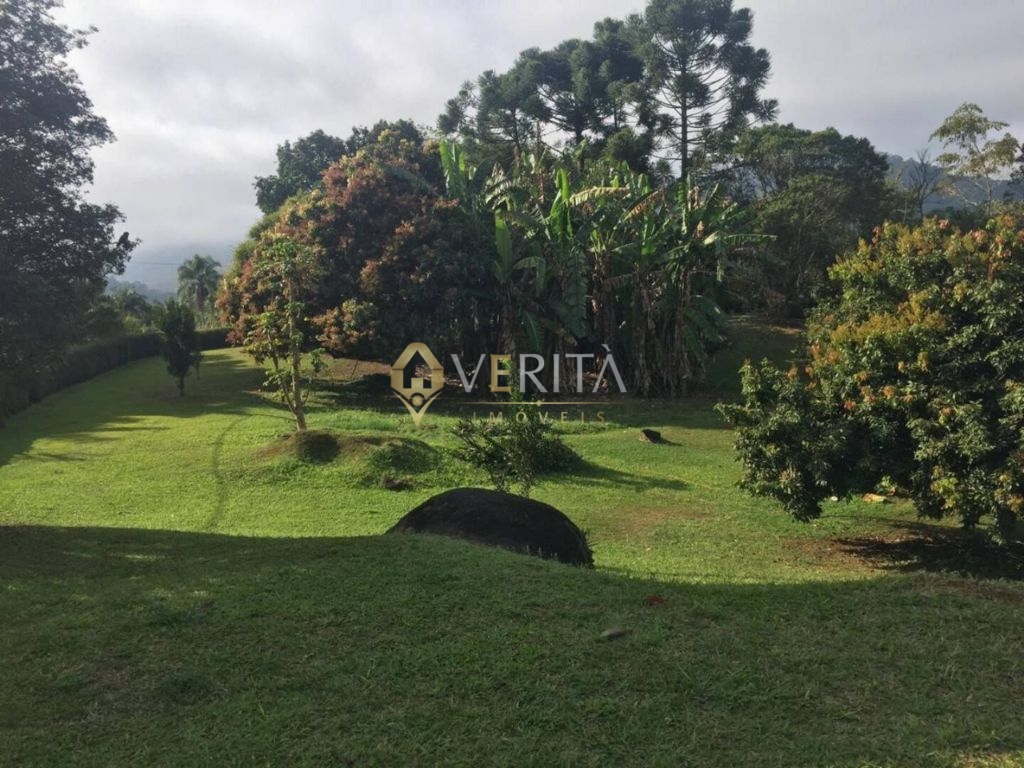 Terreno perfeito na beira da estrada em capelinha entre rese
