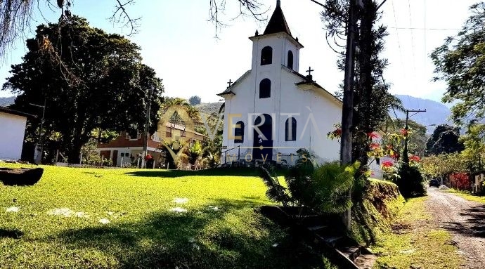 Terreno perfeito na beira da estrada em capelinha entre rese
