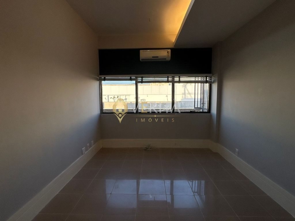 Excelente sala comercial no coração da Barra. Condomínio Barra Plaza