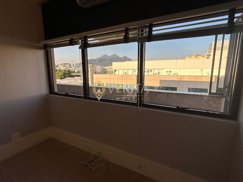 Excelente sala comercial no coração da Barra. Condomínio Barra Plaza