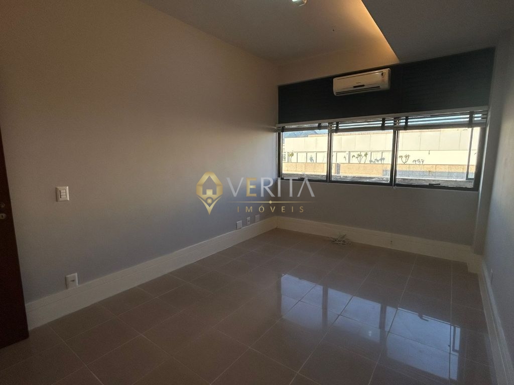 Excelente sala comercial no coração da Barra. Condomínio Barra Plaza