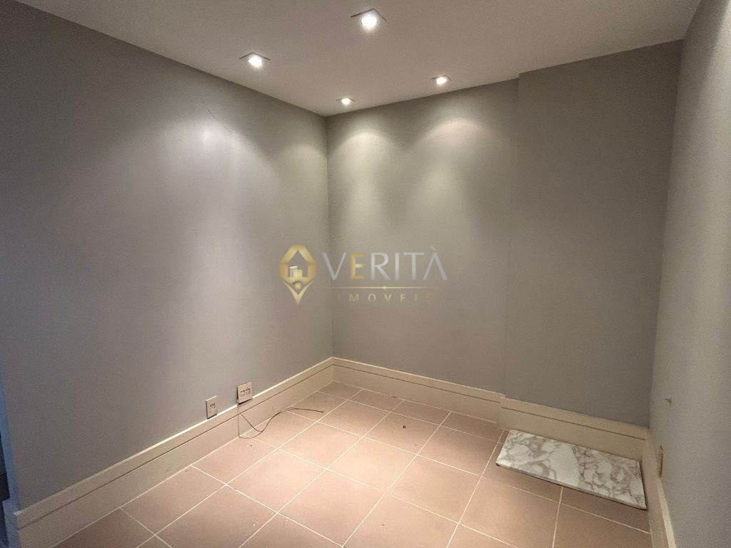 Excelente sala comercial no coração da Barra. Condomínio Barra Plaza