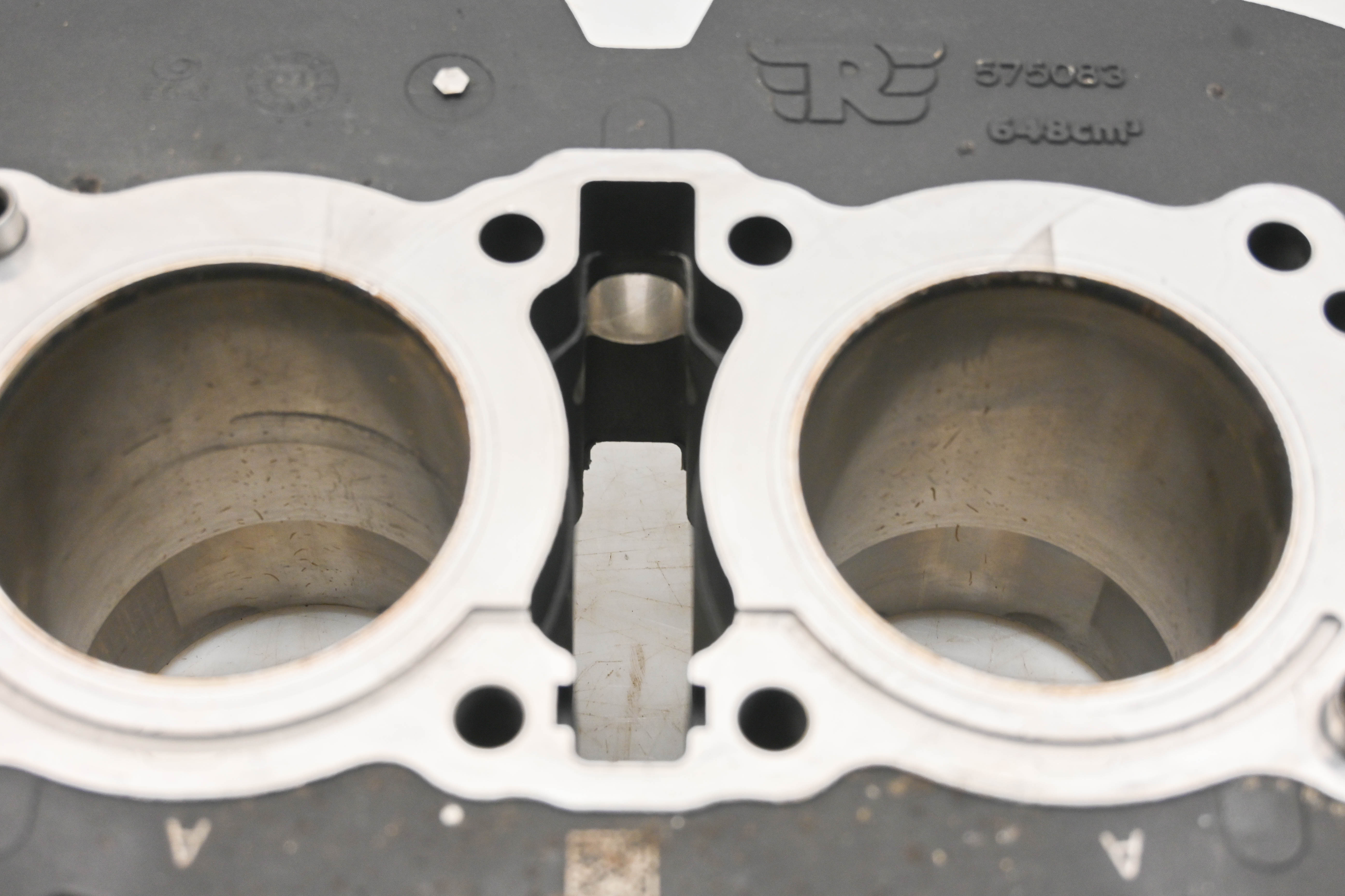22 Royal Enfield Interceptor 650 Cylinder & Pistons INT650