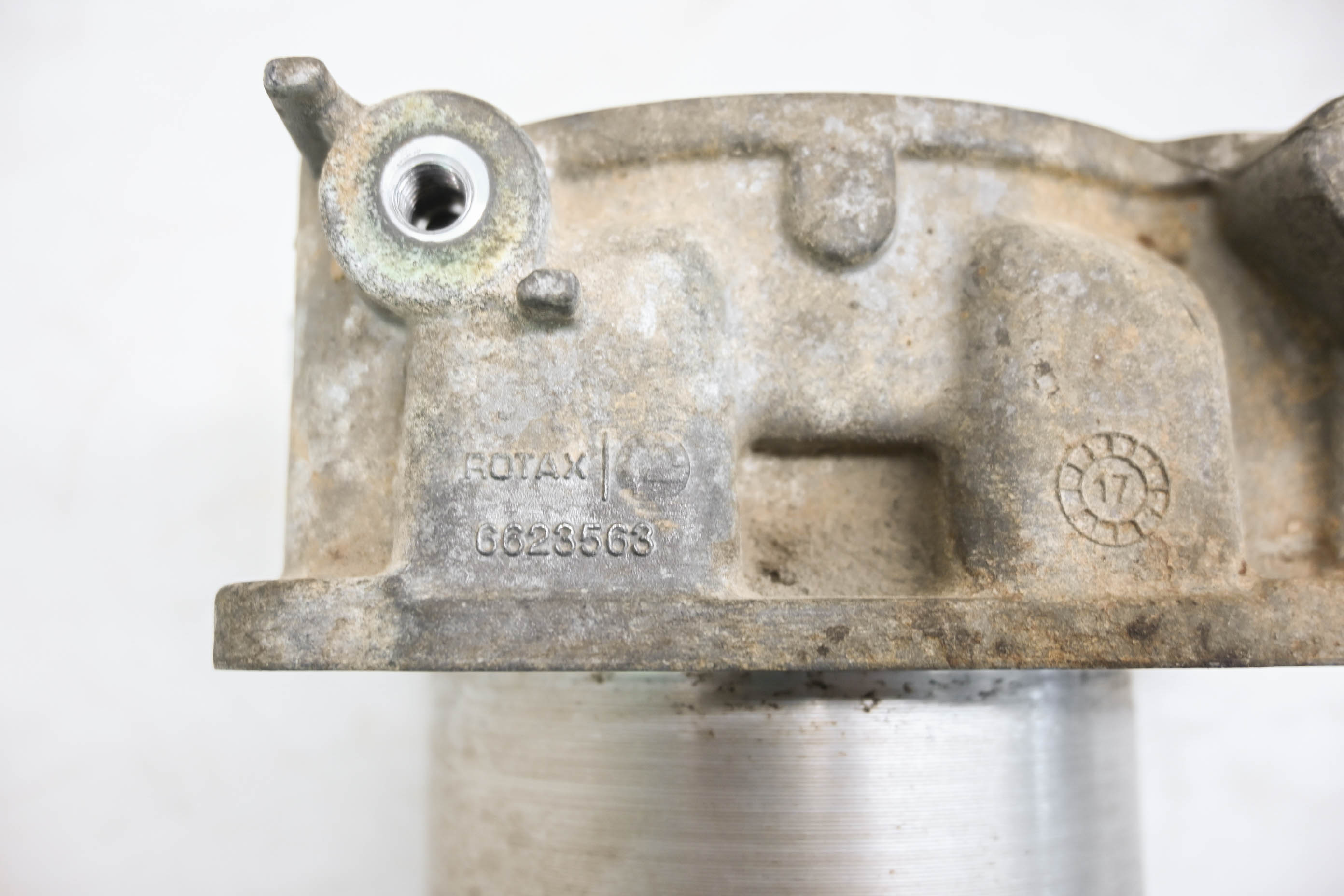 18 Can-Am Commander Max 1000 XT Rear Cylinder