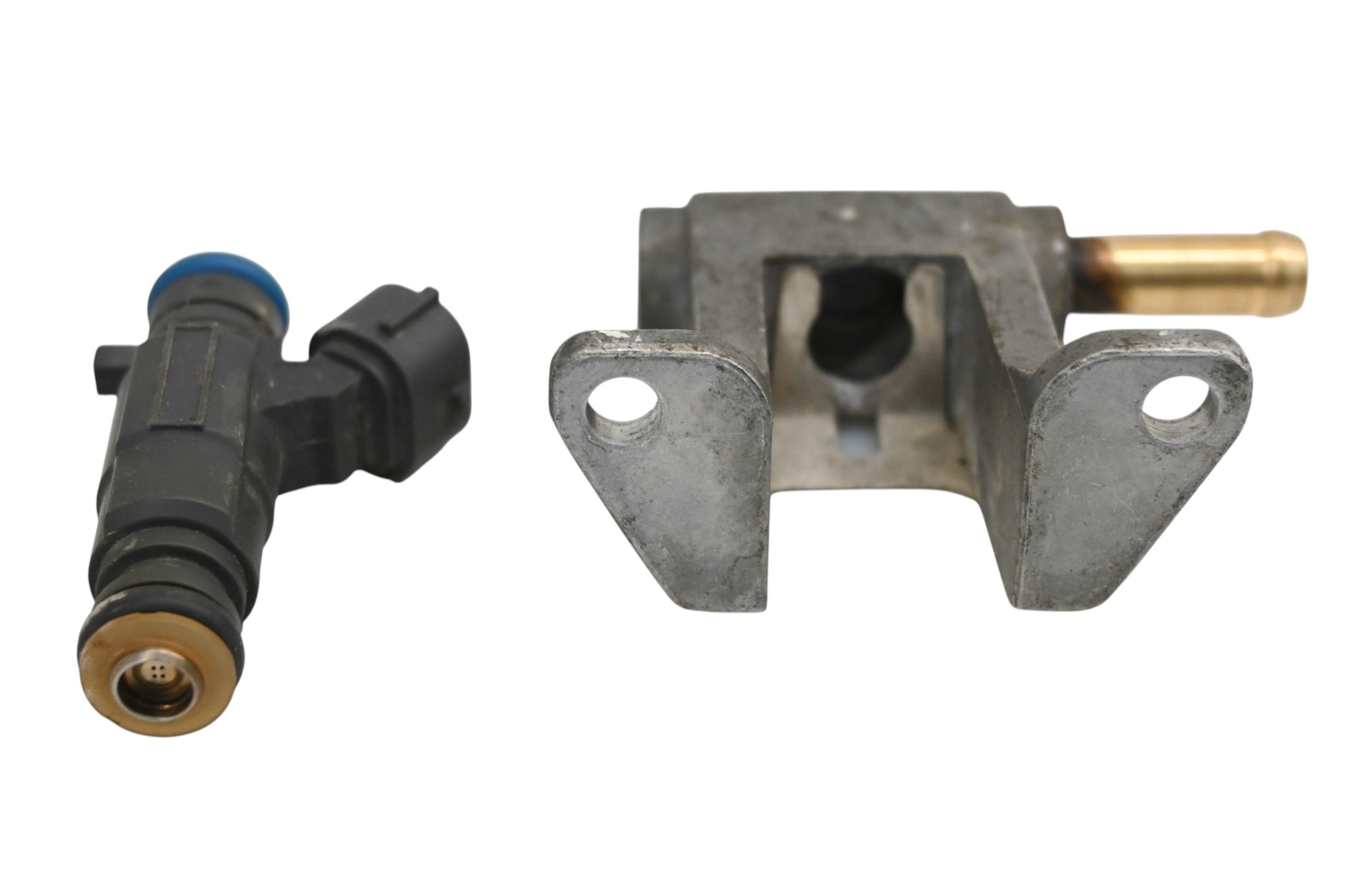 16 Kubota RTV500 Fuel Rail & Injector