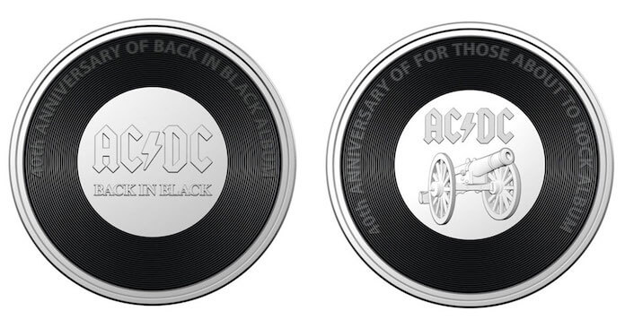 Imagem de suas moedas, nas cores cinza por dentro e preto nas bordas. Na parte cinza está gravado AC/DC.