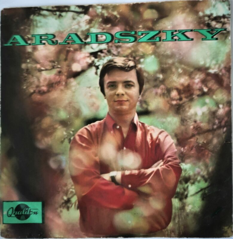Cover of Valaki Hianyzik A Tancbol / Mindenkit Erhet Szerelem