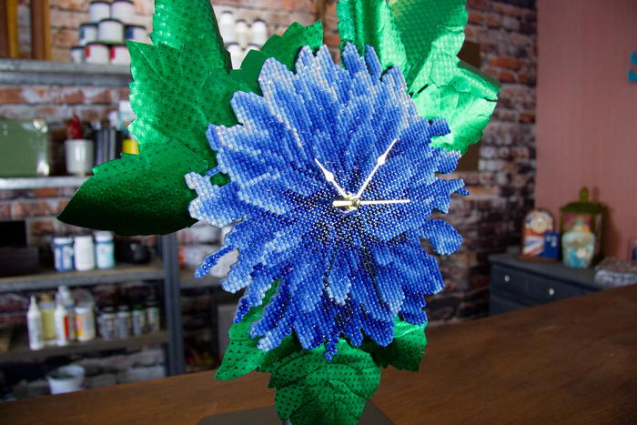 DIY: Diamond Art Dahlia Clock with Rinea Foiled Paper Leaves