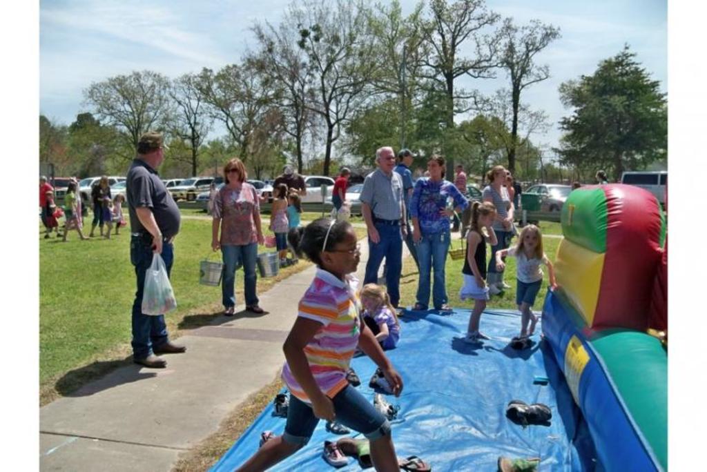 Visiting and watching kids in the obstacle course