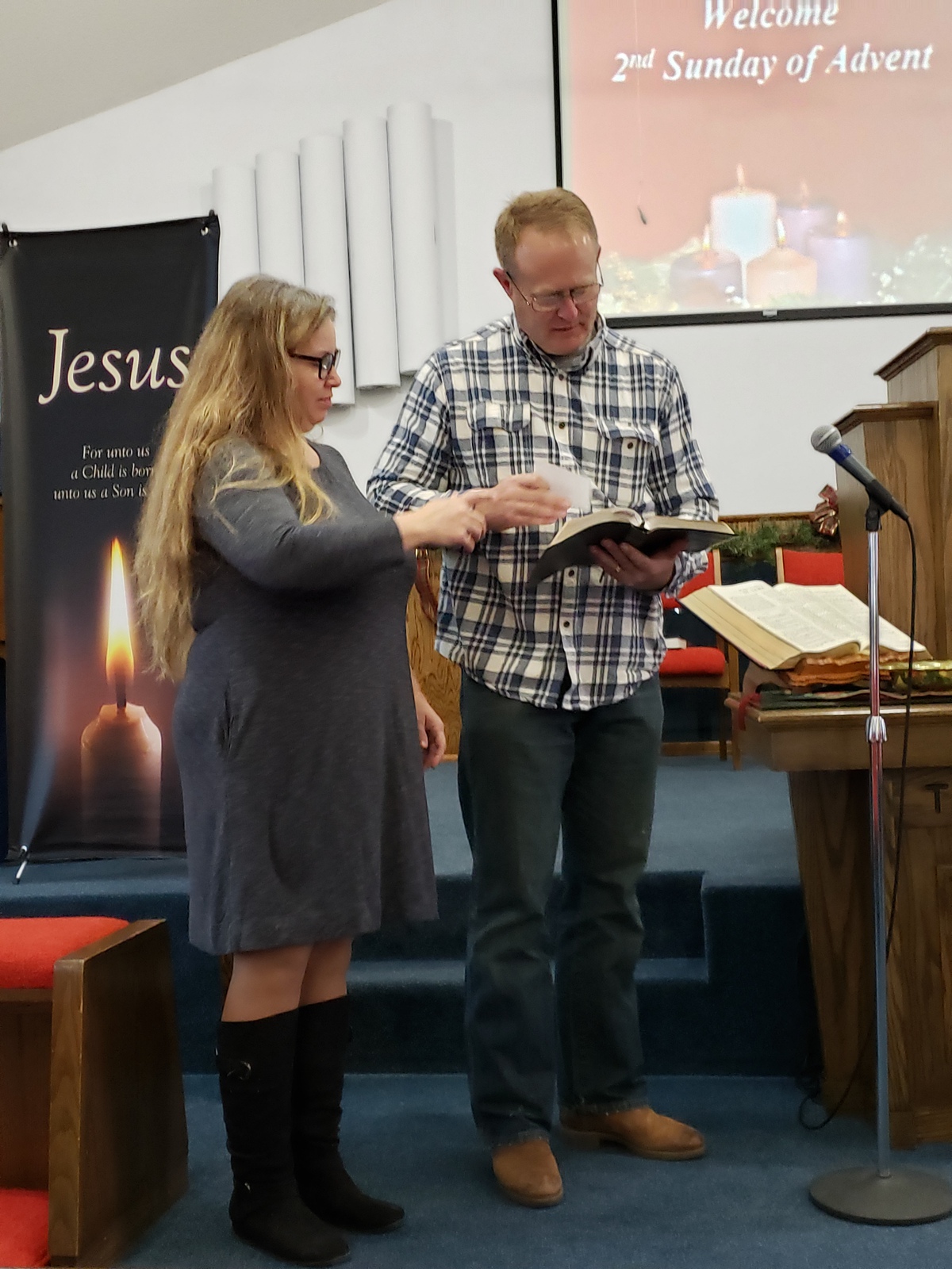Doug & Jeannie LIttle Lighting the Advent Candle
