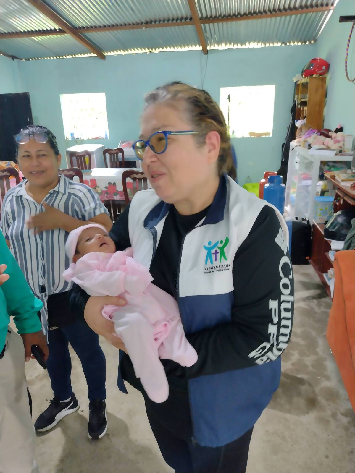 Hna Marjorie demostrando sus dotes de mami .