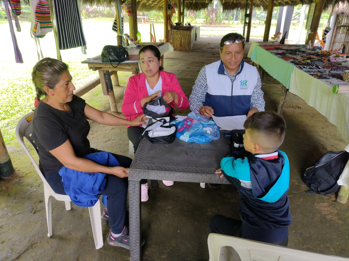 hnos entregando kit desparacitario