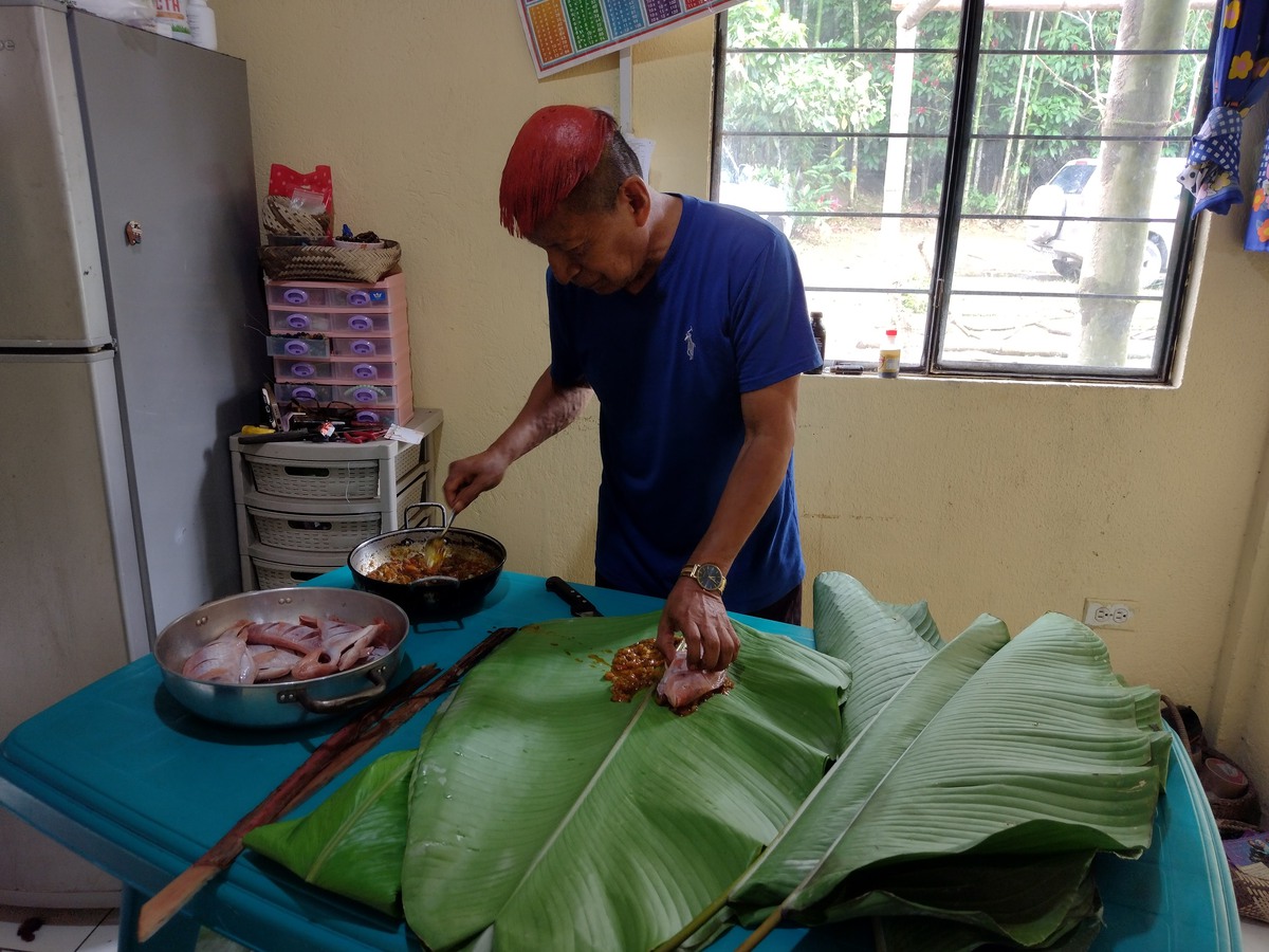 Hno. Augusto demostrando sus dotes curinarios