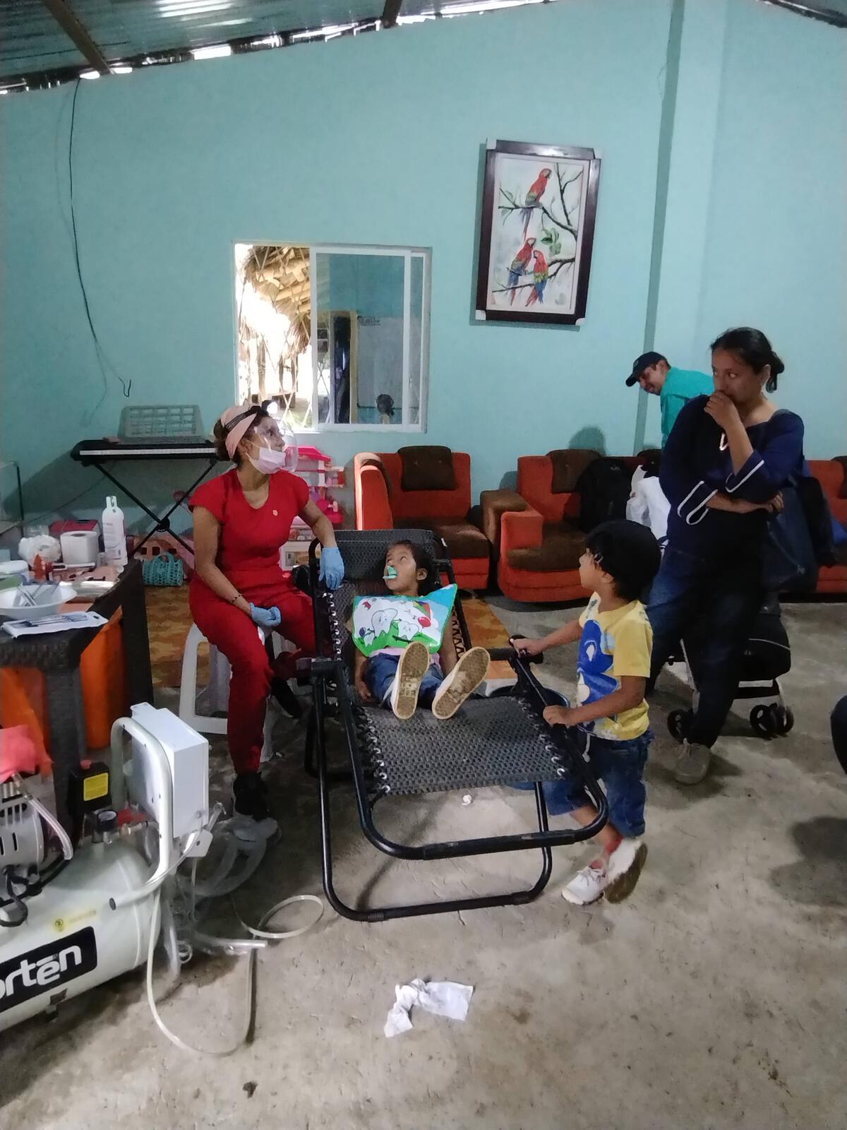 con muy buena actitud y la bendicion de Dios mi hna. Priscila atendiendo a sus pacientes