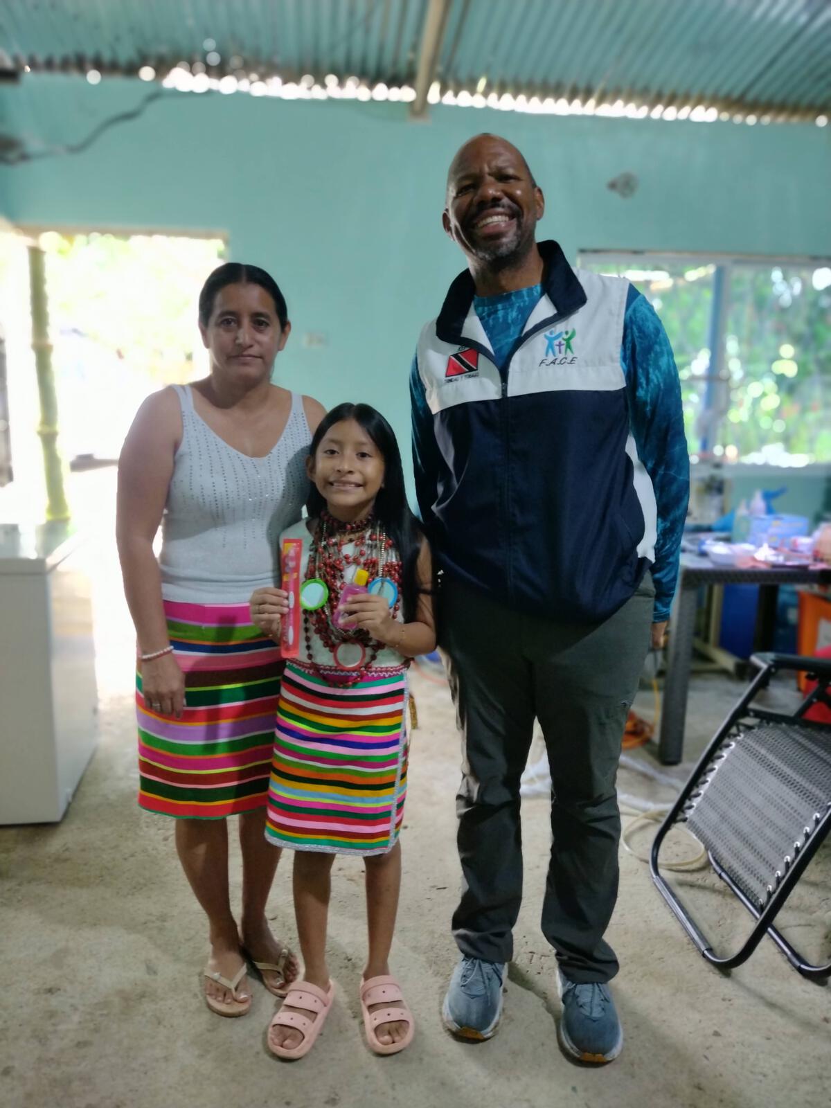 pastor Kevin con la hna Juanita y su hija Darilyn .