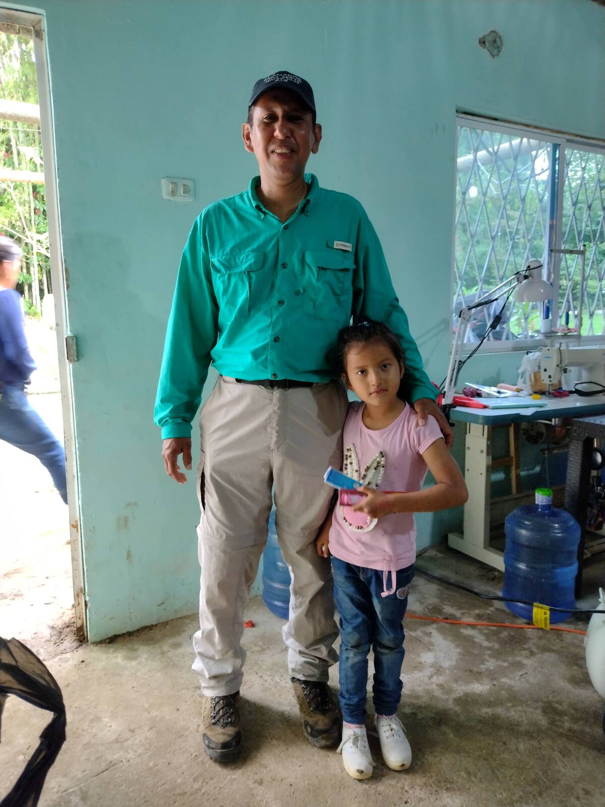 Daniel posando para la foto de recuerdo en la brigada odontologica